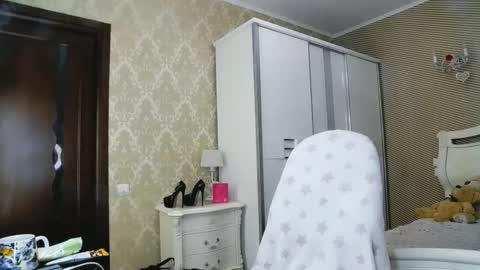 Snapshot of erencia chatting on 10.19.25 erencia online show from 10.19.25