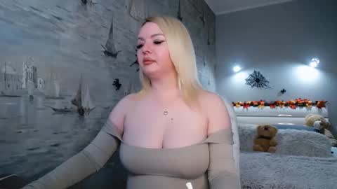 Snapshot of erencia chatting on 10.31.25 erencia online show from 10.31.25