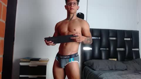 Snapshot of erosscott chatting on 11.11.25 Eros online show from 11.11.25