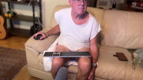 Snapshot of erostalk chatting on 10.04.25 eros online show from 10.04.25