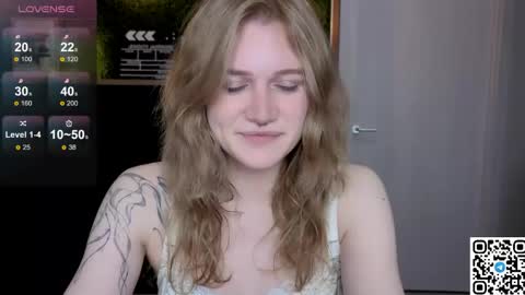 Snapshot of eshleeeygreen chatting on 05.12.26 EshleGreen online show from 05.12.26