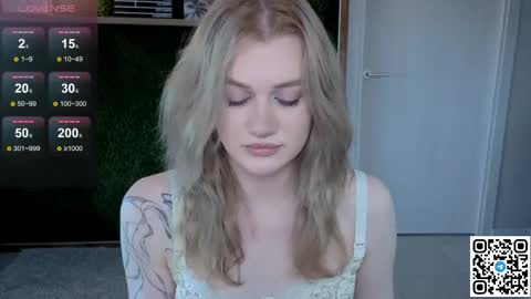 Snapshot of eshleeeygreen chatting on 05.21.26 EshleGreen online show from 05.21.26