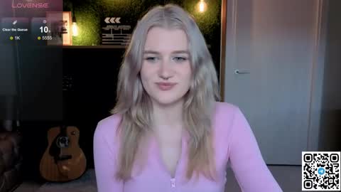 Snapshot of eshleeeygreen chatting on 06.04.26 EshleGreen online show from 06.04.26
