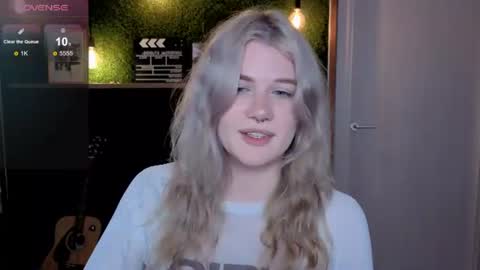 Snapshot of eshleeeygreen chatting on 06.17.26 EshleGreen online show from 06.17.26