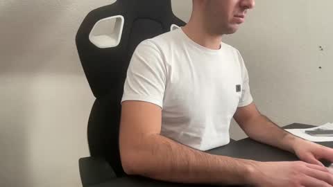 Snapshot of eskp chatting on 03.04.25 eskp online show from 03.04.25