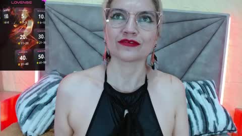 Esmeralda .INDEPENDENT MODEL online Monday to Saturday 3 pm Chicago online show from 06.03.26