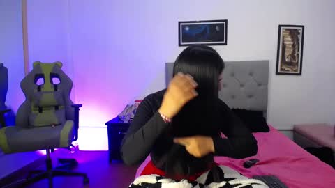 Snapshot of esmeraldaa_sc chatting on 10.06.25 Perla online show from 10.06.25