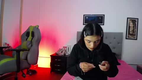 Snapshot of esmeraldaa_sc chatting on 10.07.25 Perla online show from 10.07.25
