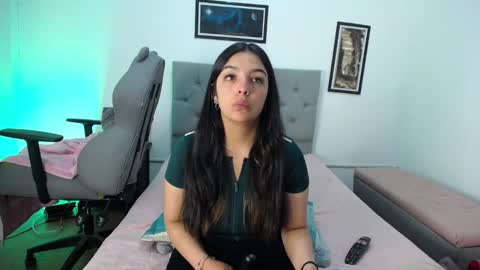 Snapshot of esmeraldaa_sc chatting on 10.13.25 Perla online show from 10.13.25