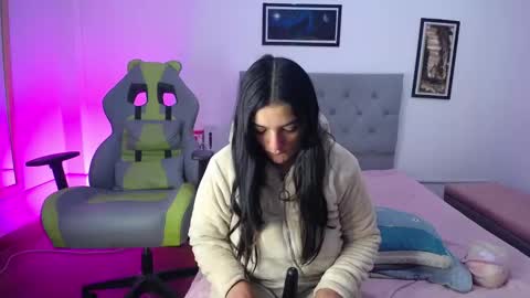 Snapshot of esmeraldaa_sc chatting on 10.15.25 Perla online show from 10.15.25