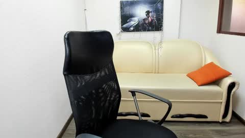 Estella Miles online show from 01.06.25