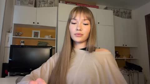 Snapshot of estellezdebski chatting on 05.30.26 estellezdebski online show from 05.30.26
