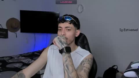 Snapshot of estivenvel chatting on 10.21.25 estivenvel online show from 10.21.25