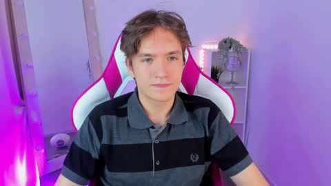 Snapshot of ethansinful chatting on 10.02.25 Ethan online show from 10.02.25