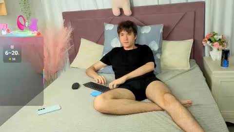 Snapshot of ethansinful chatting on 10.05.25 Ethan online show from 10.05.25