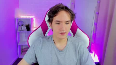 Snapshot of ethansinful chatting on 11.05.25 Ethan online show from 11.05.25