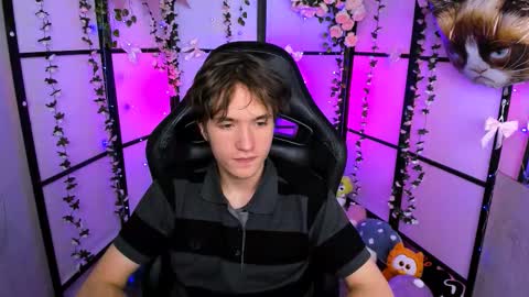 Snapshot of ethansinful chatting on 11.06.25 Ethan online show from 11.06.25