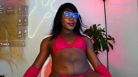 Snapshot of euphoricbunny chatting on 10.11.25 euphoricbunny online show from 10.11.25