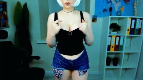 Snapshot of eva_lawrence chatting on 09.21.25 Eva online show from 09.21.25