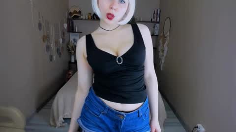 Snapshot of eva_lawrence chatting on 10.01.25 Eva online show from 10.01.25