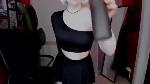 Snapshot of eva_lawrence chatting on 10.08.25 Eva online show from 10.08.25