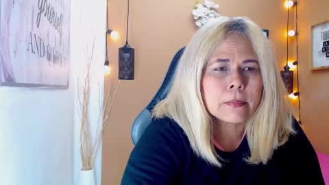 Snapshot of eva_love49 chatting on 11.27.25 eva_love49 online show from 11.27.25