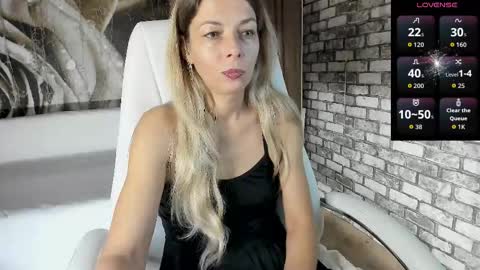 Snapshot of eva_melow chatting on 10.05.25 Eva online show from 10.05.25