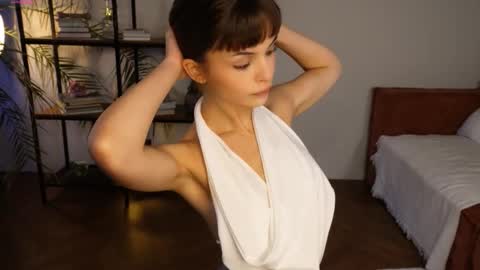 Hello my name is Eva its my first day here online show from 09.17.25
