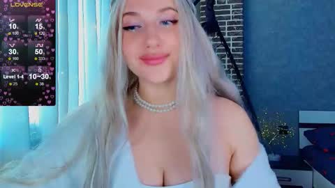 Snapshot of evacadooo chatting on 11.01.25 Eva online show from 11.01.25