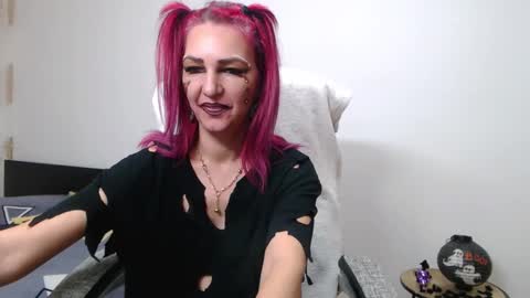 Snapshot of evadesireone chatting on 10.31.25 EvadesireONE online show from 10.31.25