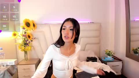 Snapshot of evangeelin_hills chatting on 09.15.25 Evangeelin hills online show from 09.15.25