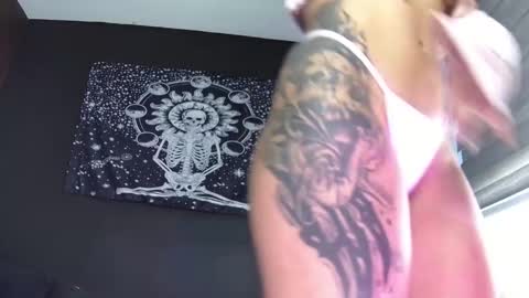 Snapshot of evangelinecors chatting on 11.10.25 Eva online show from 11.10.25