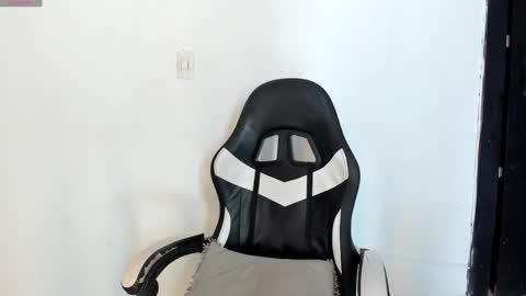 Snapshot of evanllelyne chatting on 10.10.25 evanllelyne online show from 10.10.25