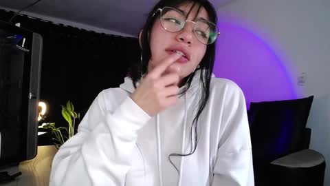Snapshot of eveelyn_20 chatting on 12.18.24 Kissed by an angel IG evee lyn20 online show from 12.18.24