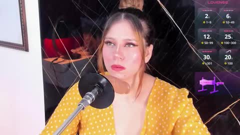 Snapshot of evelin_belen chatting on 09.12.25 EVELIN online show from 09.12.25