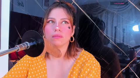 Snapshot of evelin_belen chatting on 10.10.25 EVELIN online show from 10.10.25