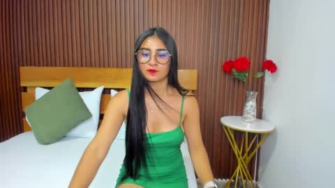 Snapshot of evelin_leroy chatting on 12.11.24 BELLA online show from 12.11.24