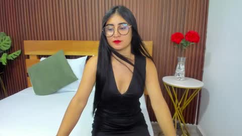 Snapshot of evelin_leroy chatting on 12.20.24 BELLA online show from 12.20.24