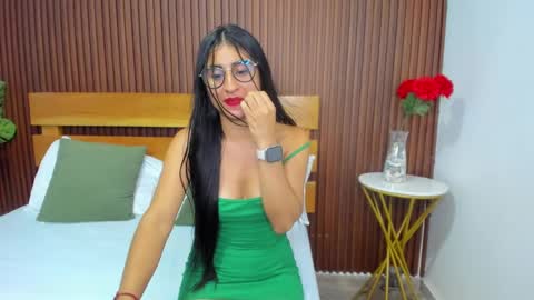 Snapshot of evelin_leroy chatting on 12.24.24 BELLA online show from 12.24.24