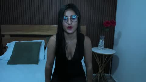 Snapshot of evelin_leroy chatting on 01.07.25 BELLA online show from 01.07.25