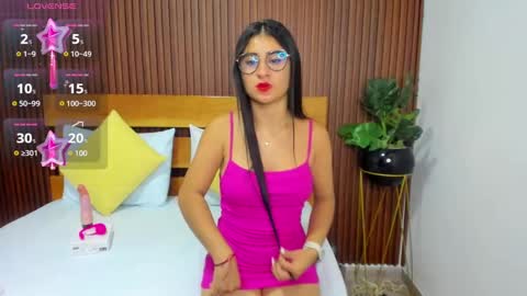 Snapshot of evelin_leroy chatting on 02.10.25 BELLA online show from 02.10.25