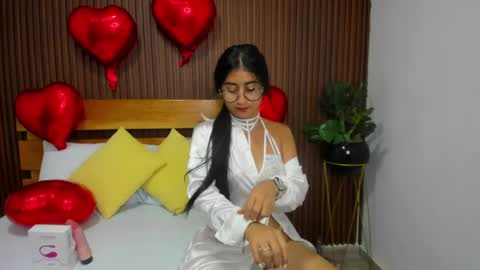 Snapshot of evelin_leroy chatting on 02.14.25 BELLA online show from 02.14.25