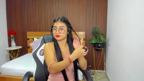 Snapshot of evelin_leroy chatting on 03.08.25 BELLA online show from 03.08.25