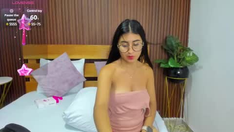 Snapshot of evelin_leroy chatting on 03.08.25 BELLA online show from 03.08.25