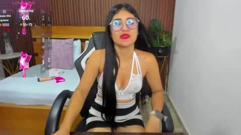 Snapshot of evelin_leroy chatting on 03.10.25 BELLA online show from 03.10.25