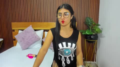 Snapshot of evelin_leroy chatting on 03.12.25 BELLA online show from 03.12.25