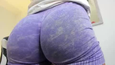 Snapshot of evelin_leroy chatting on 10.02.25 BELLA online show from 10.02.25