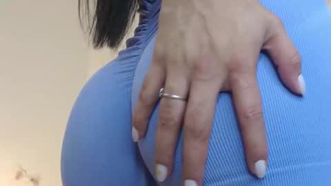 Snapshot of evelin_leroy chatting on 10.25.25 BELLA online show from 10.25.25