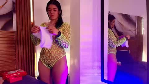 Snapshot of evelin_thompsson chatting on 10.28.25 cielo online show from 10.28.25