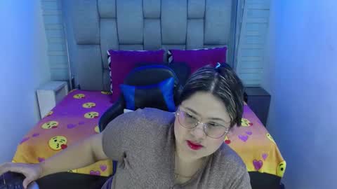 Snapshot of evelin_zaens chatting on 10.23.25 evelin zaens online show from 10.23.25